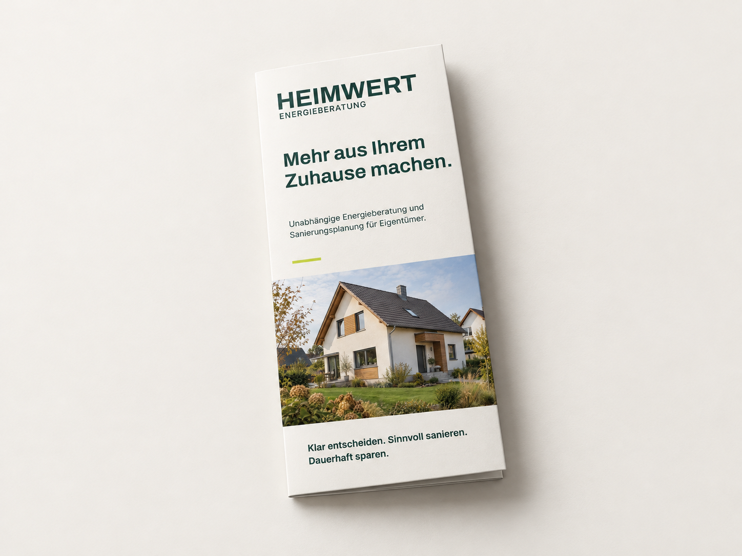 Geschlossener HEIMWERT-Flyer auf einer cremefarbenen Fläche – Visualisierung mit Imagen