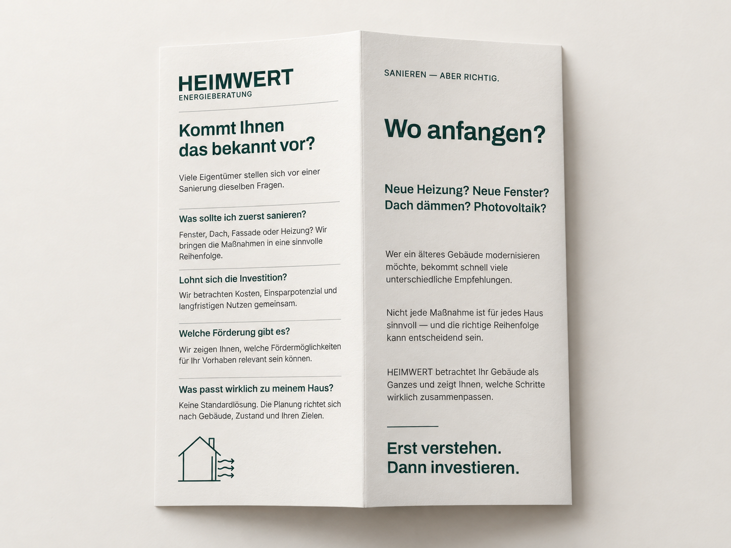 Teilweise geöffneter HEIMWERT-Flyer mit Fragen und Einstieg – Visualisierung mit Imagen